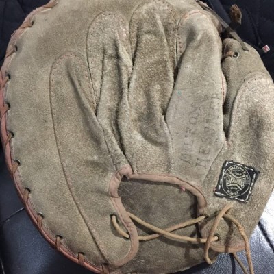 1890-Crescent-Padded-Glove-Spalding-3-600x600-540.jpg