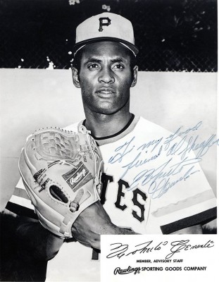 roberto-clemente-signed-photograph-182.jpg