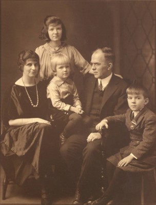 Maynards - Evelyn (Marny), Henrietta, Ed (Bill in lap), Jack.jpg