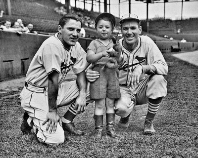 1934 Joe Medwick, Spanky McFarland, & Dizzy Dean.jpg