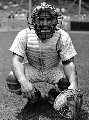 1949 Yogi Berra with Rawlings mitt.jpg