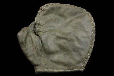 honus-wagner-sporting-goods-fielders-mitt-front_800.jpg