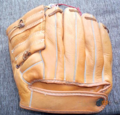 gus bell glove.jpg